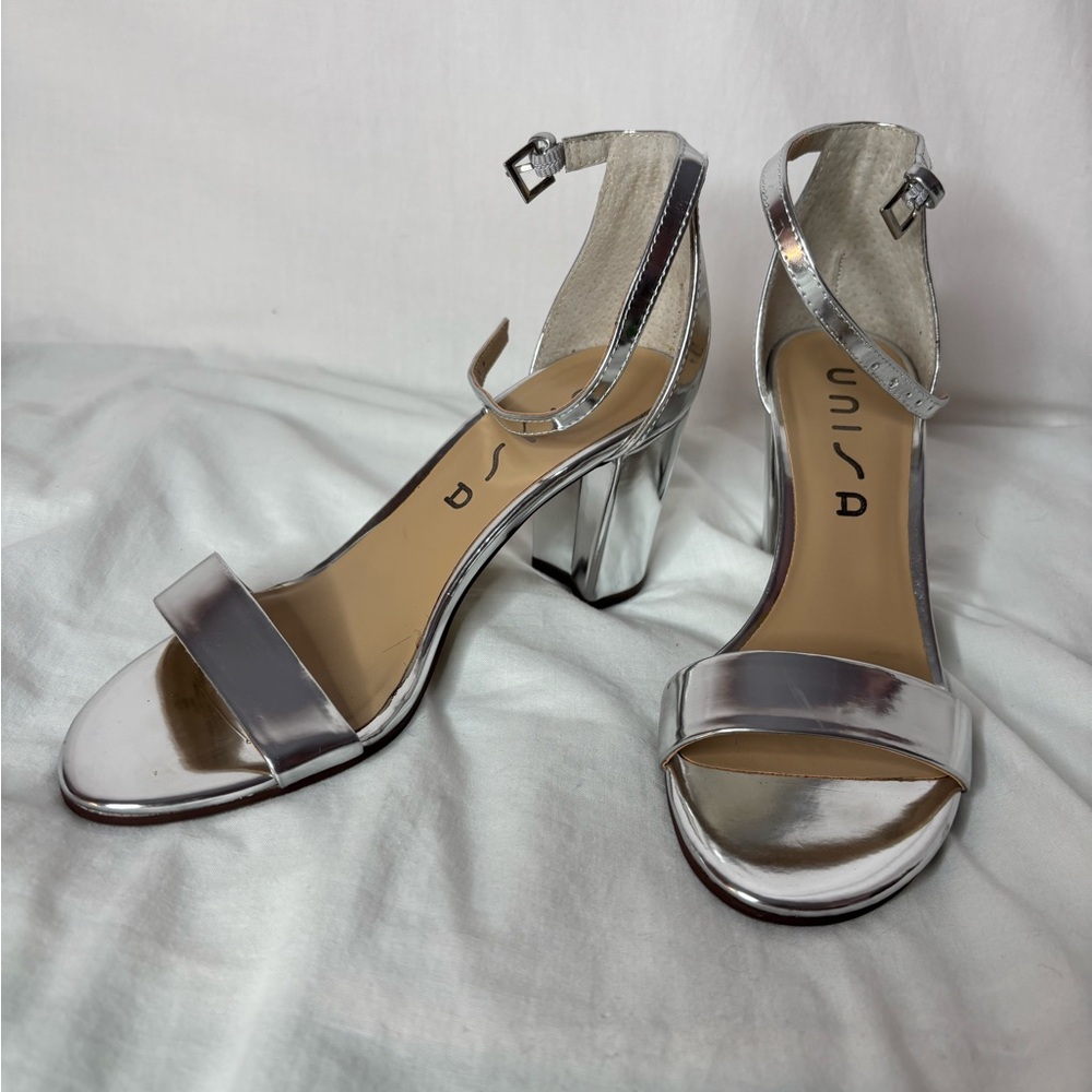 Unisa women’s block heel sandals size7.5M ankle strap shiny silver